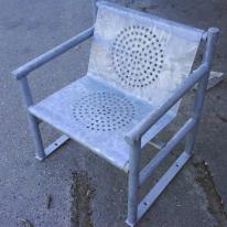 Galvaniseret stol med vinklede armlæn