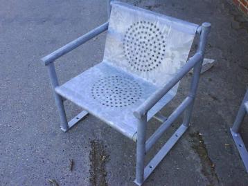 Galvaniseret stol med vinklede armlæn