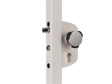 Overflademonteret børnesikker lås til firkantet 50 mm profil i RAL 6009 Grangrøn Overflademonteret børnesikker lås til firkantet 50 mm profil i RAL 6009 Grangrøn