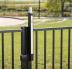 Børnesikker magnetlås med KIK-cylinder og selvborende skruer til runde stolper Børnesikker magnetlås med KIK-cylinder og selvborende skruer til runde stolper