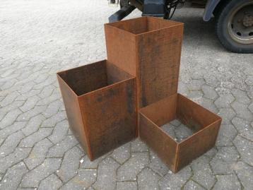 Plantekasse i cortenstål, flisestørrelse, 300 x 300 x 600 mm Plantekasse i cortenstål, flisestørrelse, 300 x 300 x 600 mm